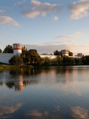 Duvarları ve kuleler, Moskova Novodevichy Manastırı suda yaz aylarında yansıtılır akşam günbatımı