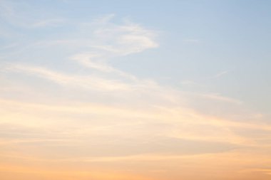 Bir altın akşam gökyüzü günbatımı