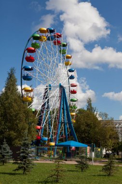Dönme dolap içinde bir şehir eğlence parkı