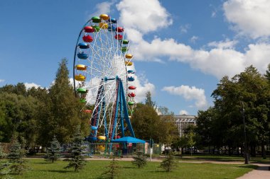 Dönme dolap içinde bir şehir eğlence parkı