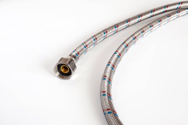 Esnek su hortumu. Metal, hijyenik tesisat için esnek su hortumunu ördü. Beyaz arkaplanda izole. 