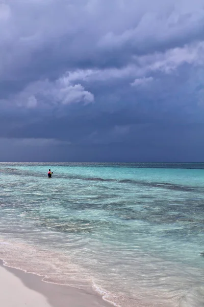 Ensam Fiskare Hav Och Himmel Bakgrund Cayo Coco — Stockfoto