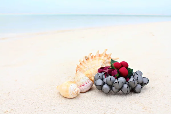 Boże Narodzenie Jingle Bells Ornament Piasku Plaży Minimalistycznym Sceny Płytkiej — Zdjęcie stockowe