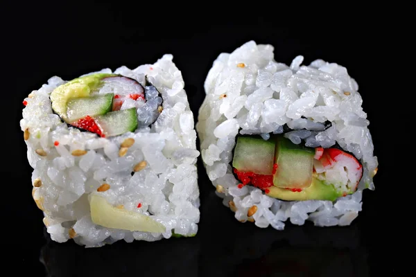Sushi Rullar Svart Bakgrund Närbild Grunt Fokus — Stockfoto