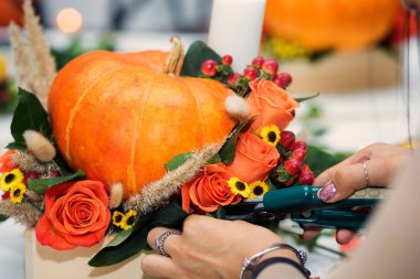 çiçek ve meyveleri balkabağı içinde parlak sonbahar düzenlenmesi