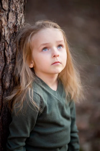 Un beau portrait d'une fille à un arbre — Photo