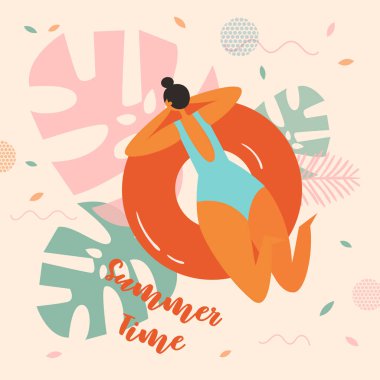 Şişme halkası üzerinde bir havuzda dinlendirici kadınlar