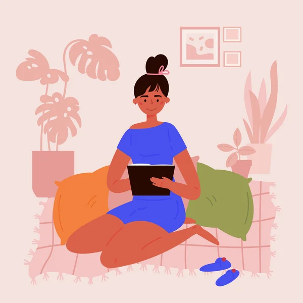 Wanita muda membaca buku di kamarnya - Stok Vektor