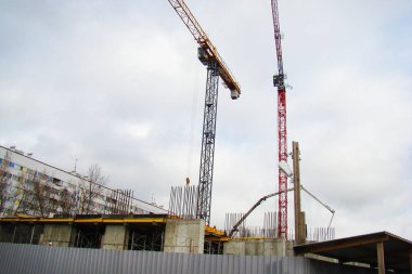Vinçler inşaatta çalışmaktadır.