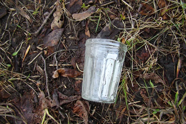 Glas Wodka auf dem Boden liegend. — Stockfoto