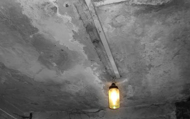 Işık eski tavanın arka planında parlıyor.