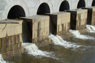 Suyu boşaltan şehir kanalındaki baraj.