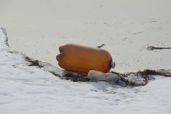 Wasserverschmutzung mit Plastikflaschen. — Stockfoto