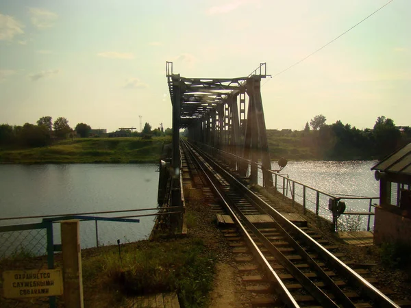 Oude brug over spoorweg reflectie van een persoon. — Stockfoto