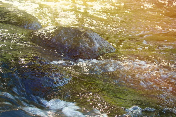 Piedras pintorescas en un flujo turbulento . —  Fotos de Stock