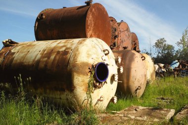 Eski terk edilmiş paslı tanklar