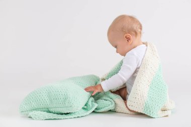 Beyaz arka plan üzerinde peluş sriped çift renkli battaniye ile Çocuk