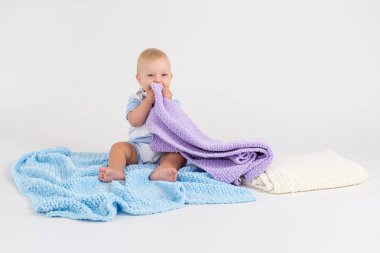 Beyaz arka planda peluş renkli battaniyeler ile Çocuk