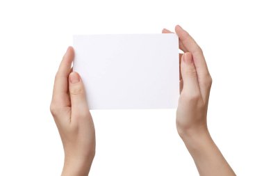 Kadın eli, beyaz üzerine izole edilmiş boş bir kartpostal tutuyor.