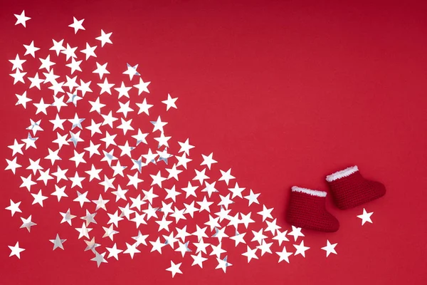 Kırmızı Noel Baba botları ve parlak yıldızların arka plan kompozisyonu — Stok fotoğraf