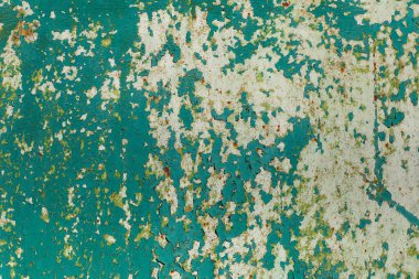 Yapılandırılmış yeşil paslı duvar ve soyulmuş boya.