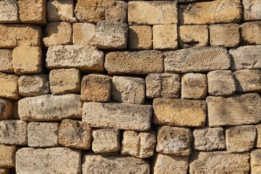 Eski sarı kabuklu kaya duvarının dokusunu kapat