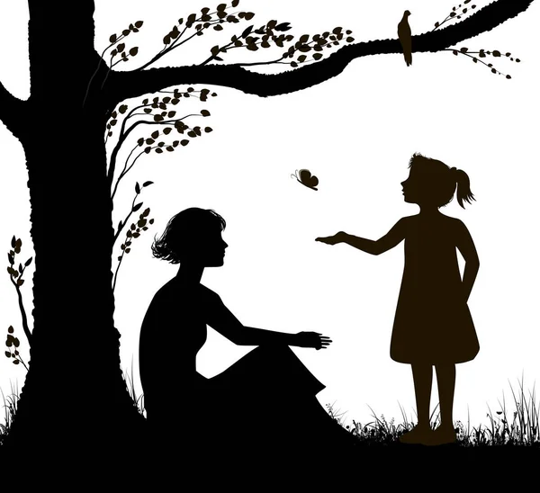 anne ve kızı siluet, genç kadın ağacın altında oturuyor ve kız sıcak yaz gününde kelebek yakalamak için çalışıyor, yaz anıları, siyah ve beyaz,