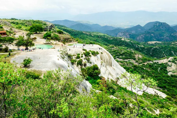 Peyzaj Hierve el Agua, Oaxaca, Meksika. Hierve El Agua kaplıcalar dağlardan panoramik manzaralı.