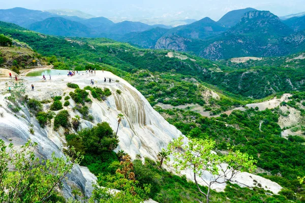 Peyzaj Hierve el Agua, Oaxaca, Meksika. Hierve El Agua kaplıcalar dağlardan panoramik manzaralı.