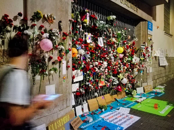 Kimliği belirsiz birinin saldırıya seçim kolejler Barcelona'da kapısının önünde t yürüyen adam. Catalonia bağımsızlık için referandum. 1 Ekim 2017.