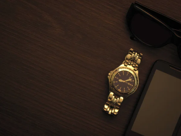 Adam aksesuar ile becerikli alet, güneş gözlüğü, saati, kartları ve diğer lüks özellikleri ahşap arka plan üzerinde iş tarzında. Casual, ofis ya da moda stil. Boş boş yer, mockup metin mesajı veya medya içeriği için