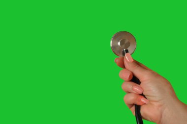 Tek renkli arka planda stetoskop ile el. Yalıtılmış nesne 