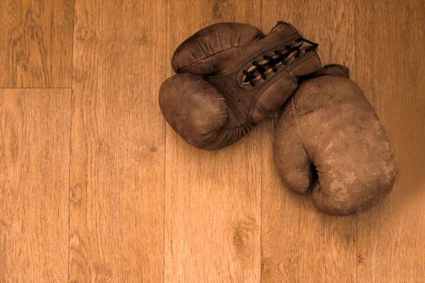Boxing gloves. Old vintage retro pair of leather worn mittens — Stock Photo, Image