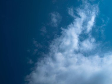 Beyaz bulutlarla mavi gökyüzü. Akşam saati görünümü arka planını temizle