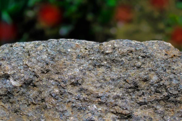 Pedra Pedra Sobre Fundo Bokeh Borrado Com Manchas Vermelhas Borda — Fotografia de Stock