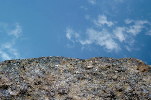 Rock eller sten på blå himmel med moln bakgrund. Granit crouan — Stockfoto