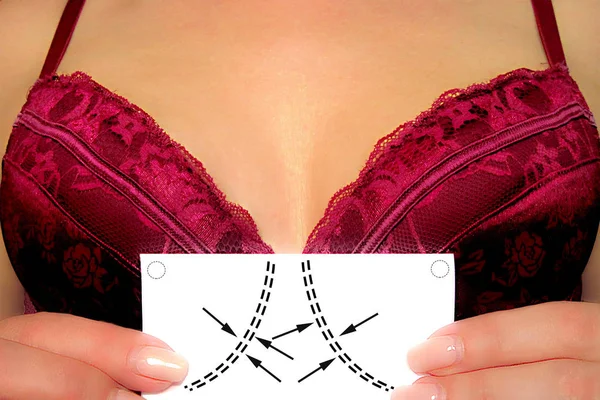 Meme büyütme kavramı görüntüsü. Kız ameliyat işaretleri sche tutar