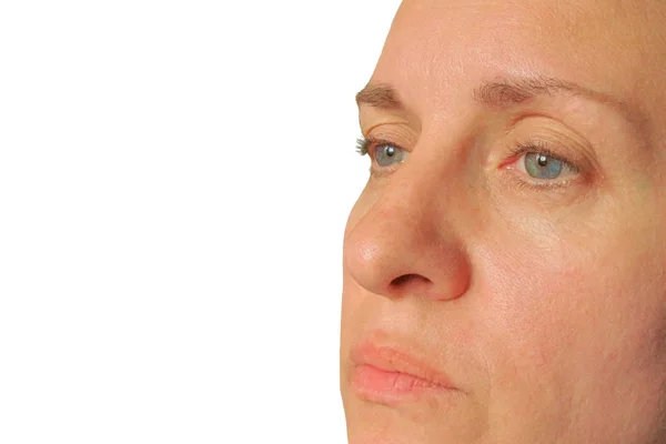 Zbliżenie Kobieta w średnim wieku twarz. Prawdziwa skóra bez makijażu i — Zdjęcie stockowe