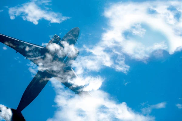 Aeronave no céu azul nuvem. Vista superior com espaço de cópia — Fotografia de Stock