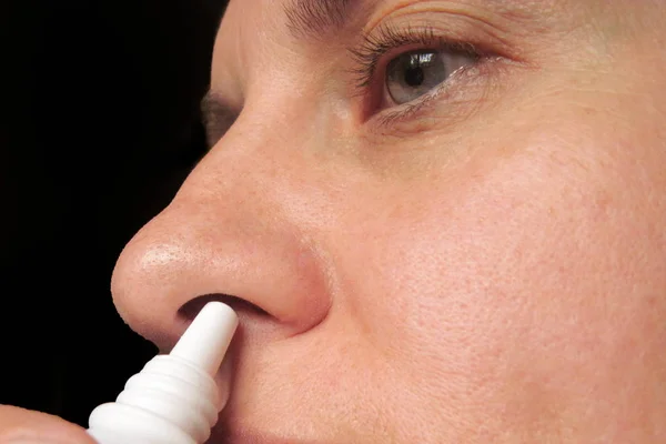 Zbliżenie Kobieta w średnim wieku kapanie krople do nosa w nosie — Zdjęcie stockowe