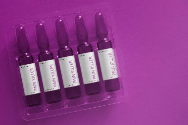 Ağrı kesici kavram. Bindirme harfleri ile beş ampuller