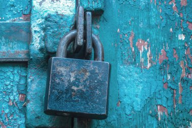 Vintage asma kilit çizik boyalı kapı hasps kapalı. Kavram 