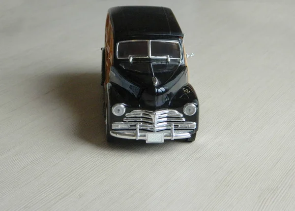 회색 줄무늬 표면에 복고풍 검은 장난감 자동차. 클래식 vi의 모델 — 스톡 사진