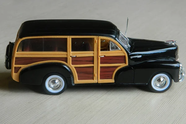 Carro de brinquedo preto retro na superfície listrada cinza. Modelo de vi clássico — Fotografia de Stock