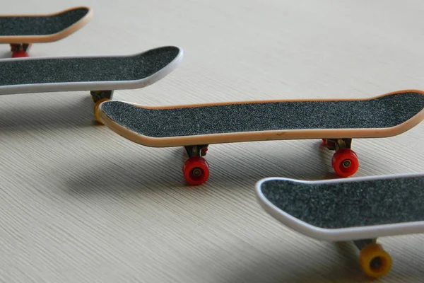 Skates pretos na superfície listrada cinza. Grupo de skate board de — Fotografia de Stock