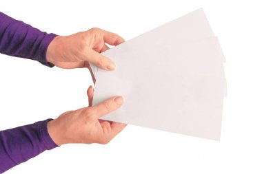 Üç beyaz kağıt parça tutan orta yaşlı kadının elleri