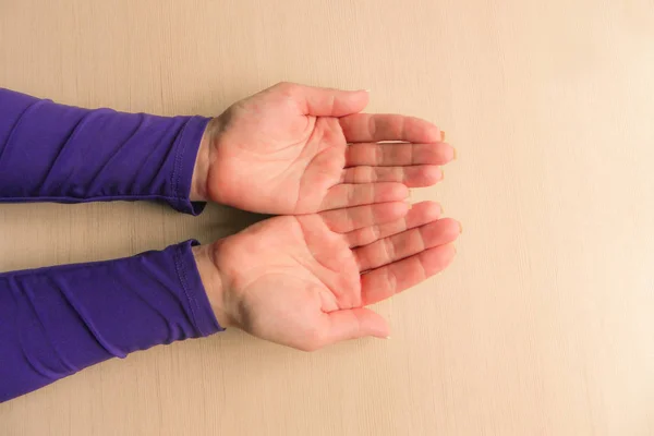 Orta yaşlı kadının elleri avuç içi. Mockup üzerinde Desk giriş