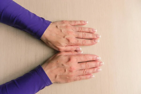 Orta yaşlı kadının elleri avuç içi aşağı. Mockup üzerinde Desk bg