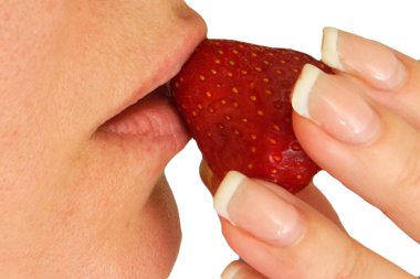 Kadın çileği ısırır ve yakın plan görüntüsünü yer.