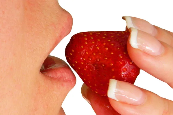 Жінка кусає і їсть полуницю крупним планом зображення — стокове фото